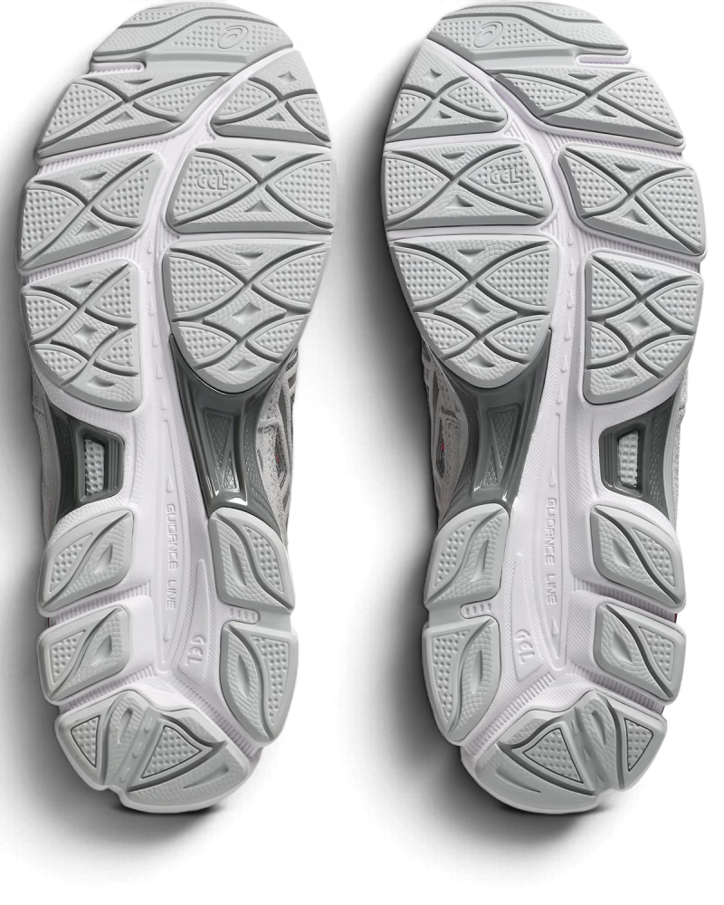 Semelles extérieures grises et blanches des baskets We Have It ASICS Gel-NYC avec technologie d'amorti Gel