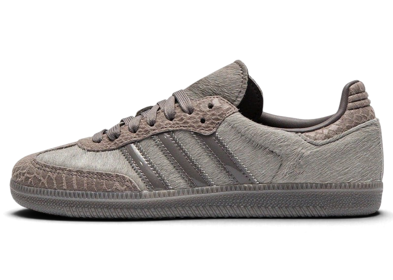 Baskets We Have It adidas Samba OG femme en cuir taupe texturé avec détails dorés et semelle en caoutchouc