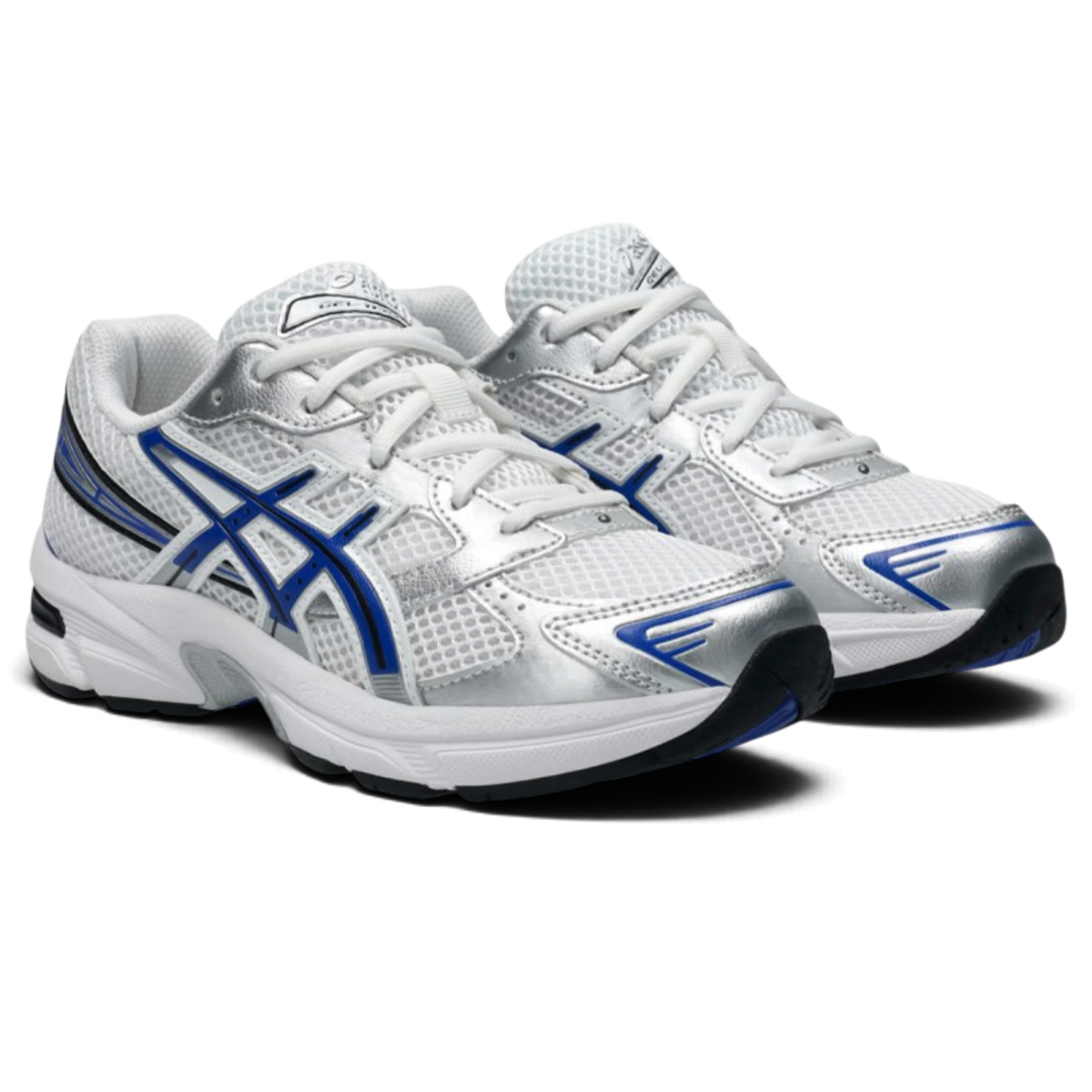 Baskets We Have It ASICS Gel-1130 pour enfant en mesh blanc avec détails argentés et logo bleu, style urbain moderne.