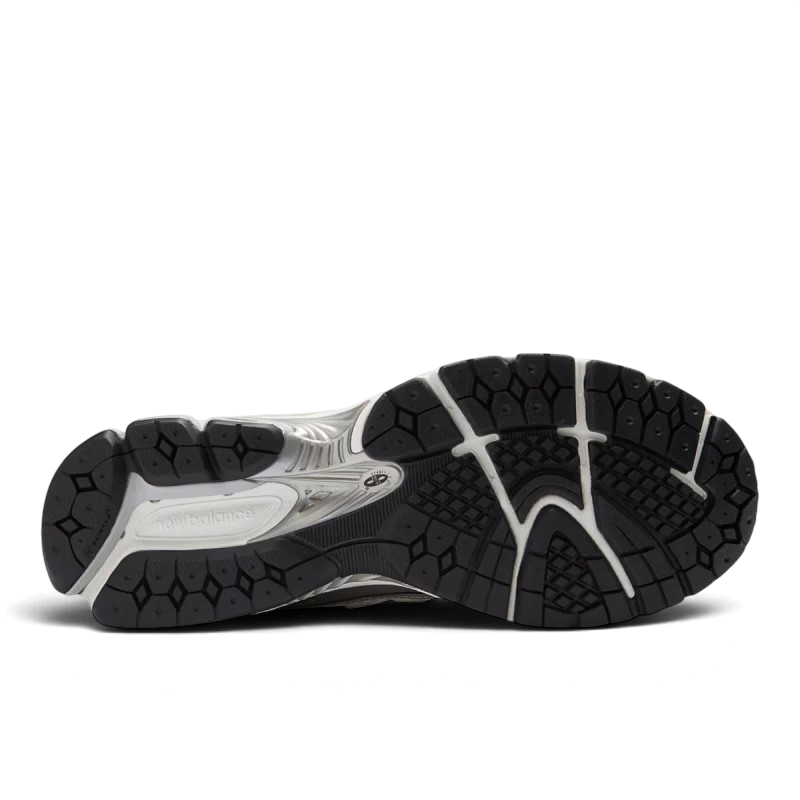 Semelle extérieure noire et grise de la basket New Balance 1906R Silver Black chez We Have It