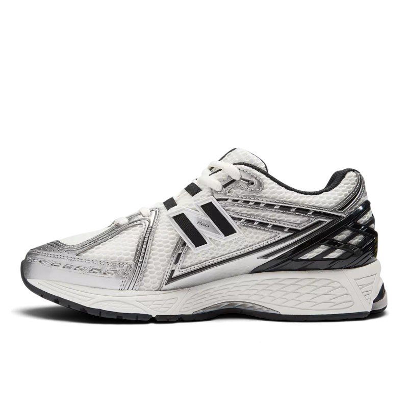 Baskets New Balance 1906R Silver Black chez We Have It avec empeigne en mesh blanc, détails argentés et noirs.