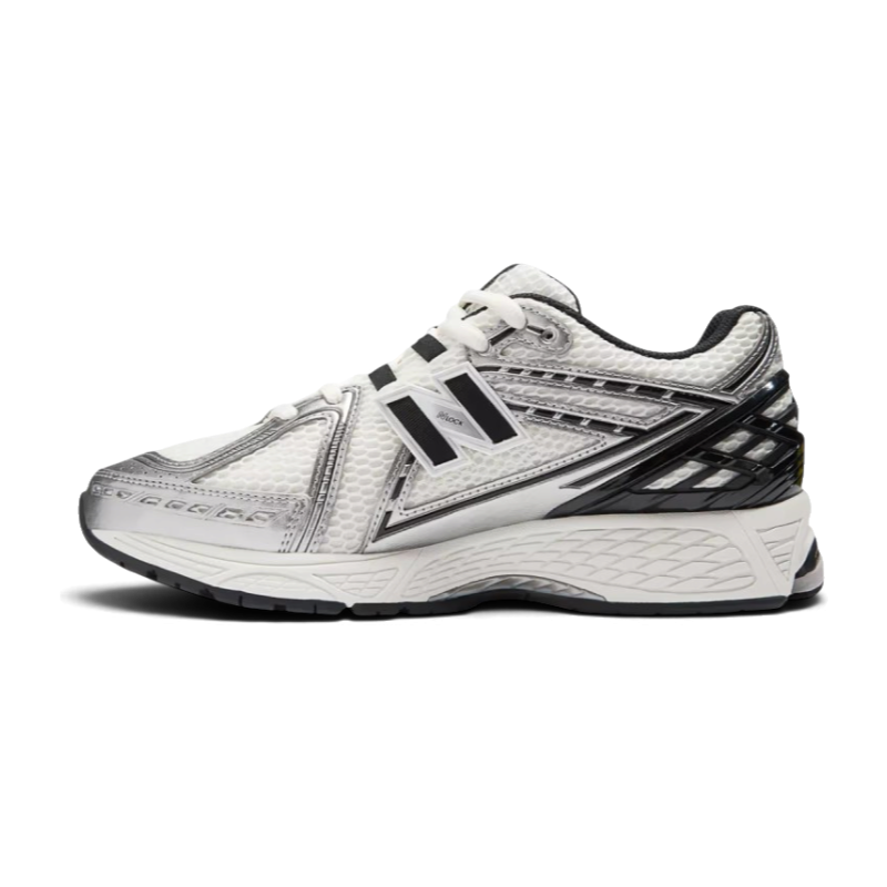 Baskets New Balance 1906R Silver Black chez We Have It avec empeigne en mesh blanc, détails argentés et noirs.