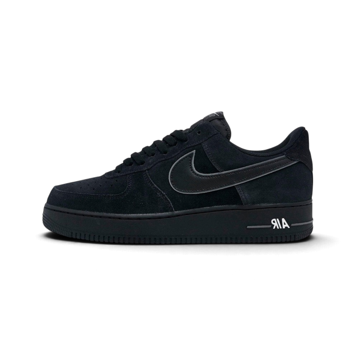 Baskets We Have It Nike Air Force 1 Low '07 LV8 en cuir noir et détails gris fer, style streetwear classique.