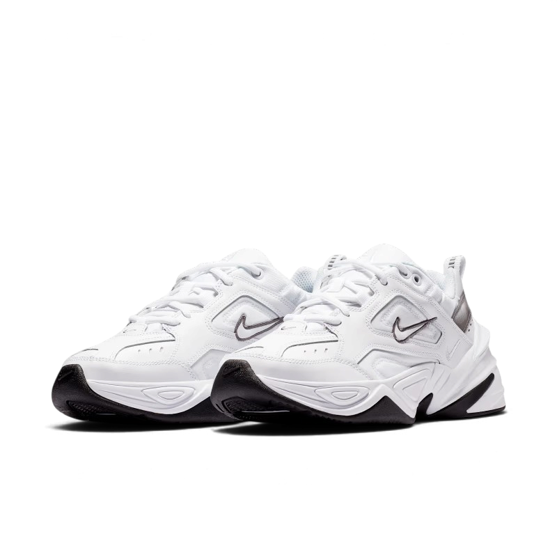Baskets We Have It Nike M2K Tekno blanches avec détails gris et noirs, design rétro dynamique en maille respirante