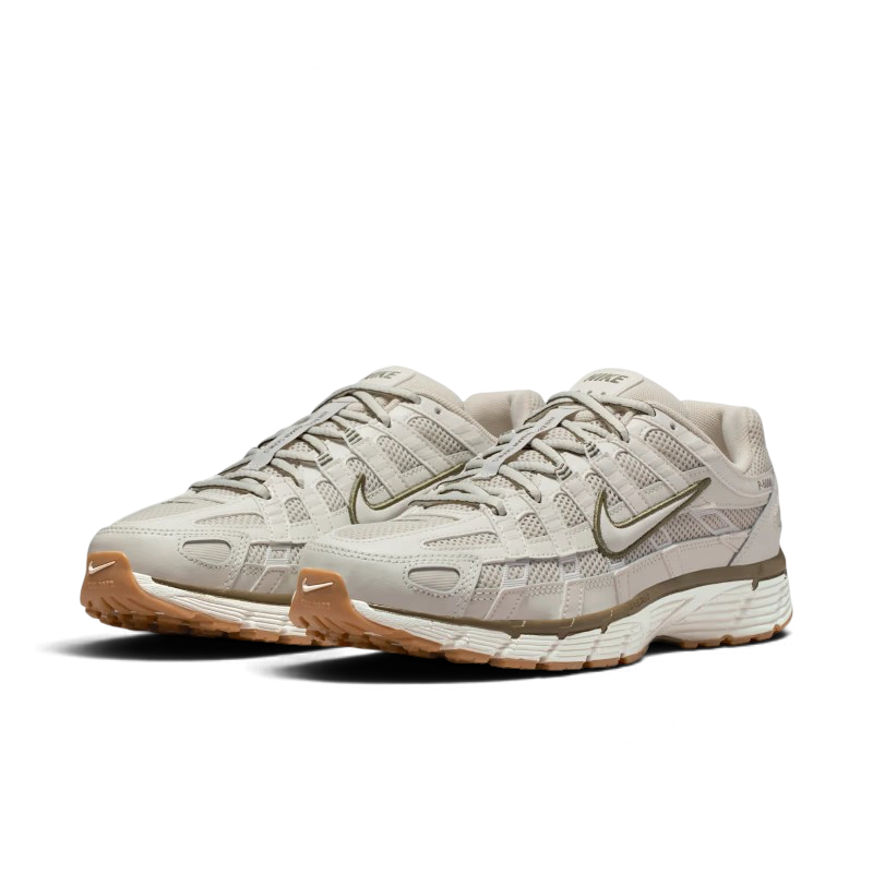 Baskets We Have It Nike P-6000 Light Bone et Medium Olive avec empeigne en cuir et semelle extérieure en gomme