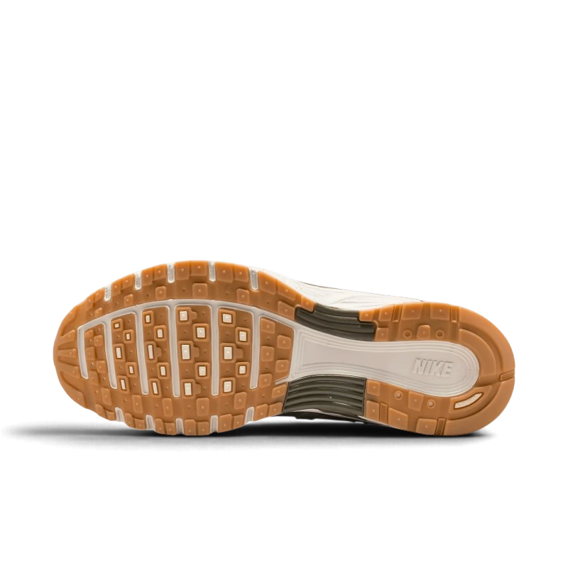 Vue de dessous de la semelle en gomme marron des baskets Nike P-6000 Light Bone Medium Olive chez We Have It