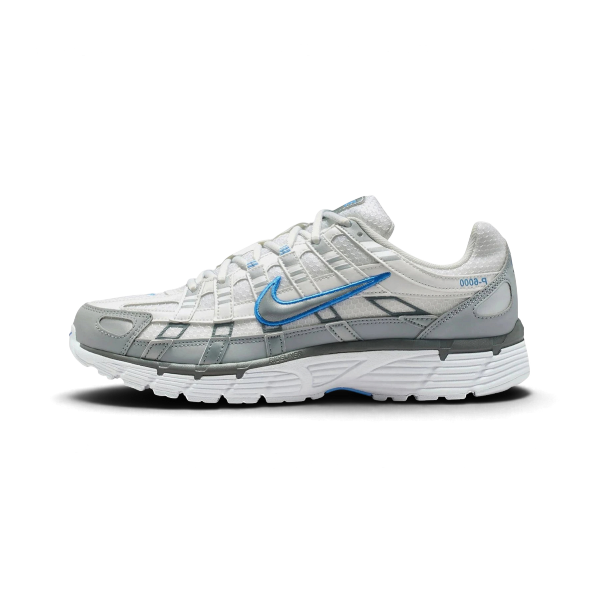 Baskets Nike P-6000 We Have It en cuir blanc et argent métallisé avec détails bleus, style rétro années 90