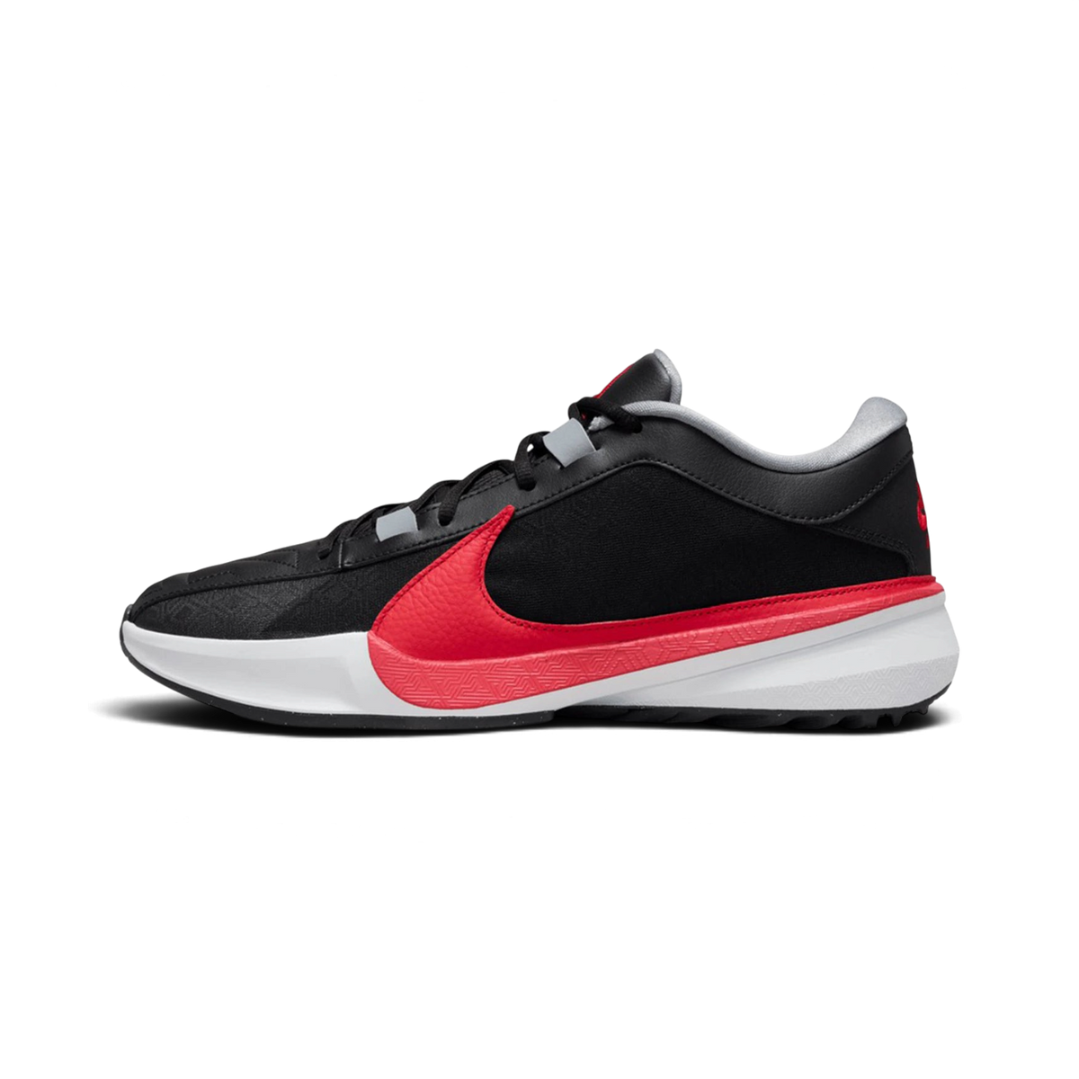 Baskets We Have It Nike Zoom Freak 5 Double Trouble noires avec swoosh rouge et détails gris sur semelle blanche