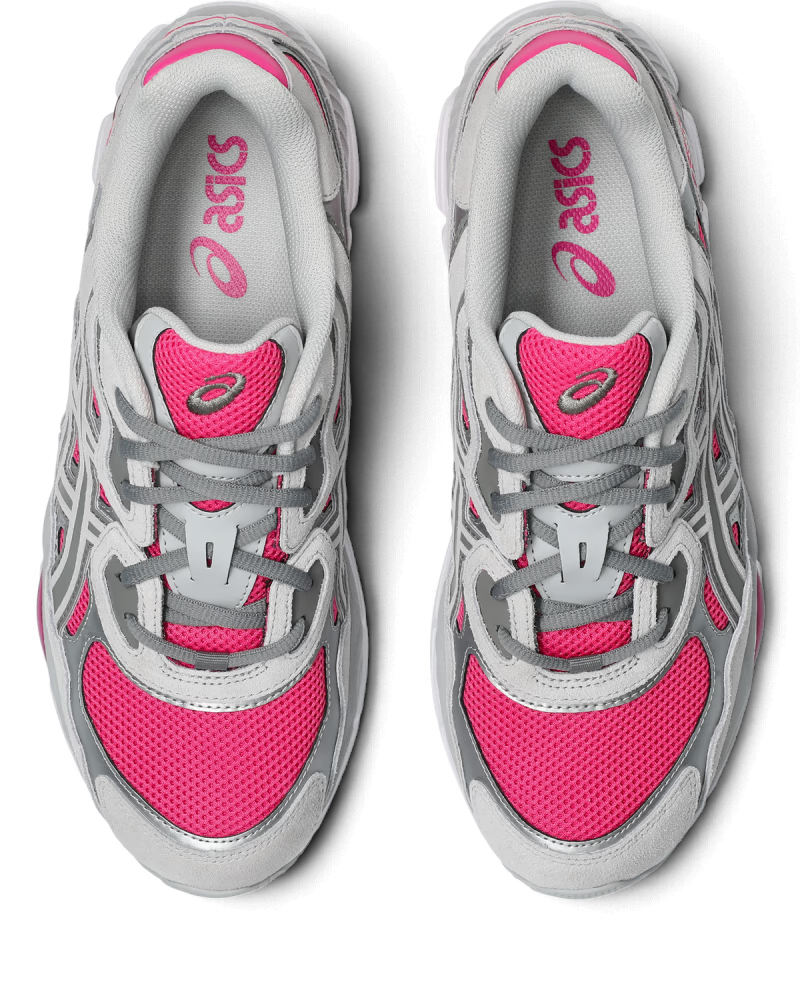 Baskets We Have It ASICS Gel-NYC en mesh rose vif et détails gris béton, vue de dessus montrant le laçage