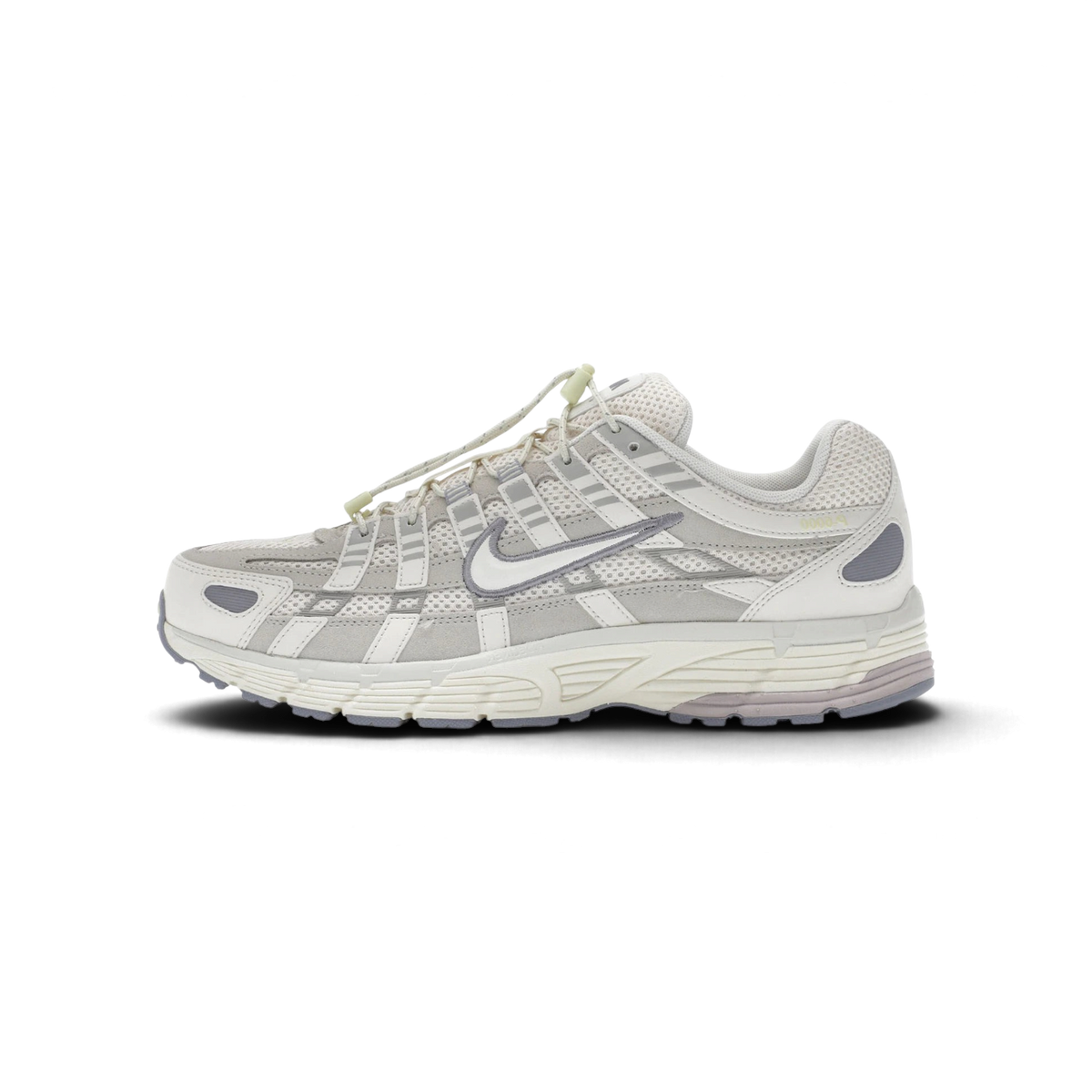 Baskets We Have It Nike P-6000 Light Bone pour femme en cuir beige et gris avec détails violet platine