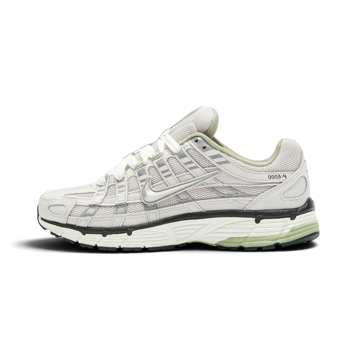 Baskets We Have It Nike P-6000 en cuir blanc nacré, gris anthracite et argenté, style urbain inspiré des années 2000.