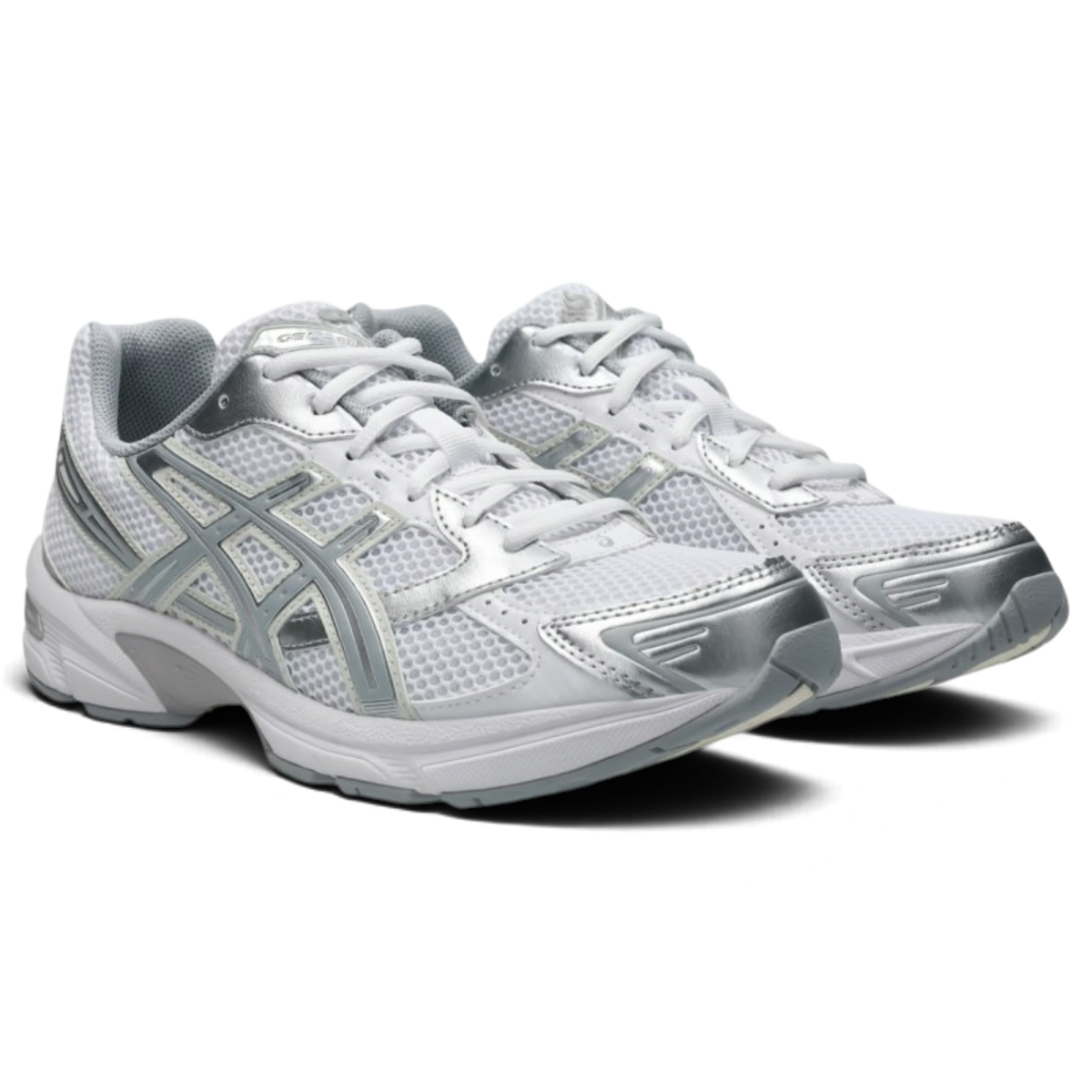 Baskets ASICS Gel-1130 blanches et grises avec empeigne en mesh et détails métalliques, disponibles chez We Have It