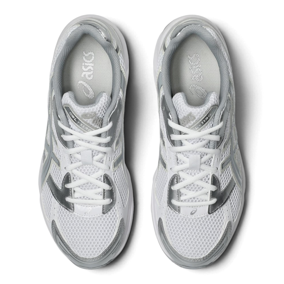 Vue de dessus des baskets We Have It ASICS Gel-1130 blanches et grises avec empeigne en mesh et détails métallisés