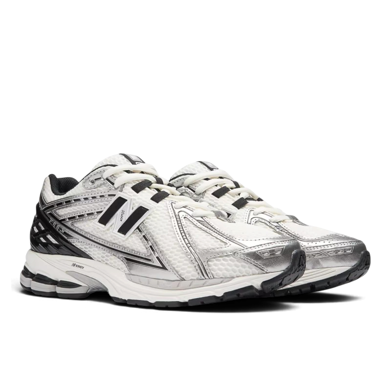 Baskets New Balance 1906R We Have It en mesh blanc et argent avec détails noirs, style streetwear technique.