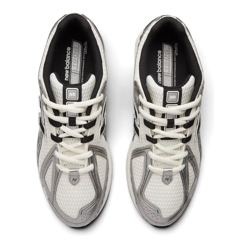 Baskets New Balance 1906R Silver Black chez We Have It en mesh blanc et détails argentés vue de dessus