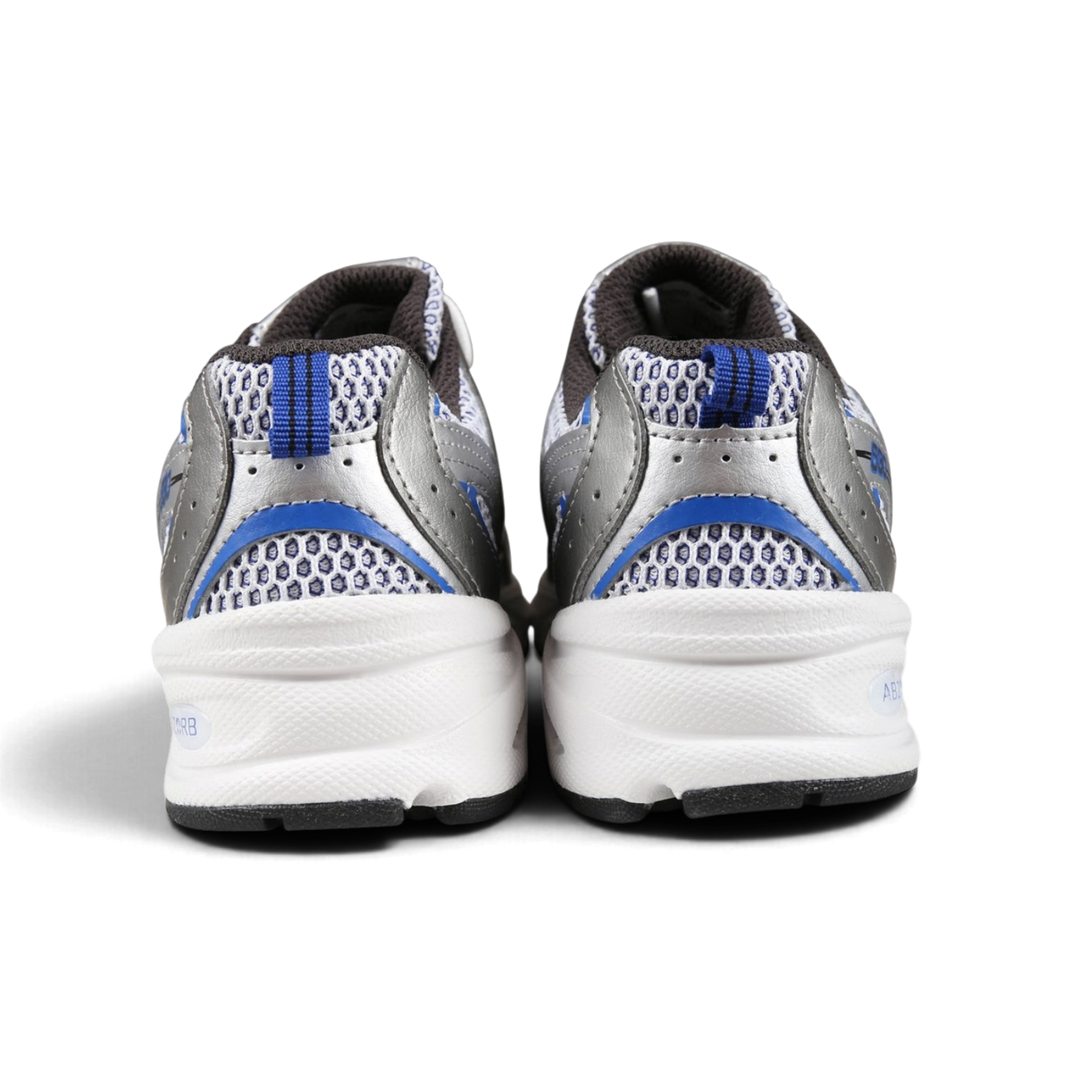 Vue arrière des baskets We Have It New Balance 530 en mesh blanc, suède argenté et détails bleu royal