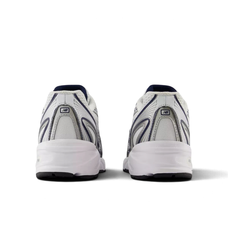 Vue arrière des baskets We Have It New Balance 740v2 blanches avec détails gris et bleu marine