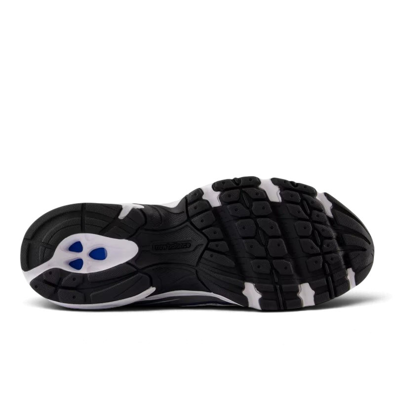 Semelle extérieure noire et blanche de la basket New Balance 740v2 chez We Have It avec détails bleu marine