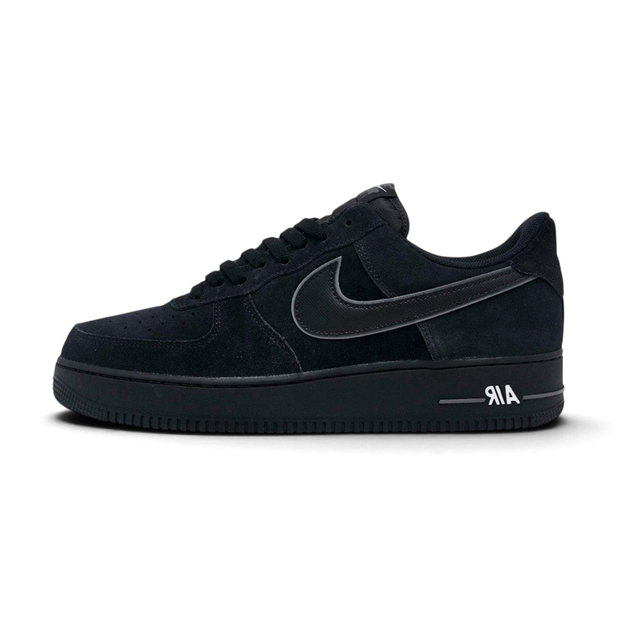 Baskets We Have It Nike Air Force 1 Low '07 LV8 en cuir noir et détails gris fer, style streetwear classique.