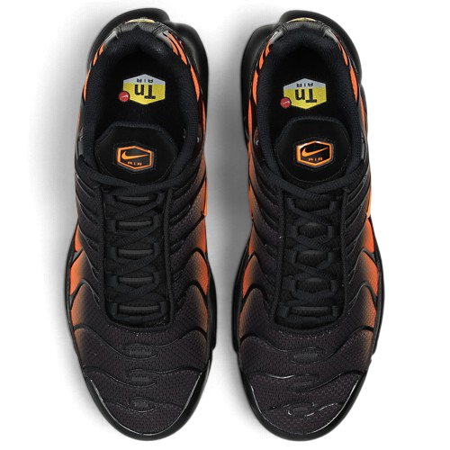 Vue de dessus des baskets We Have It Nike Air Max Plus en mesh noir avec détails orange vif et logo Tn sur la languette