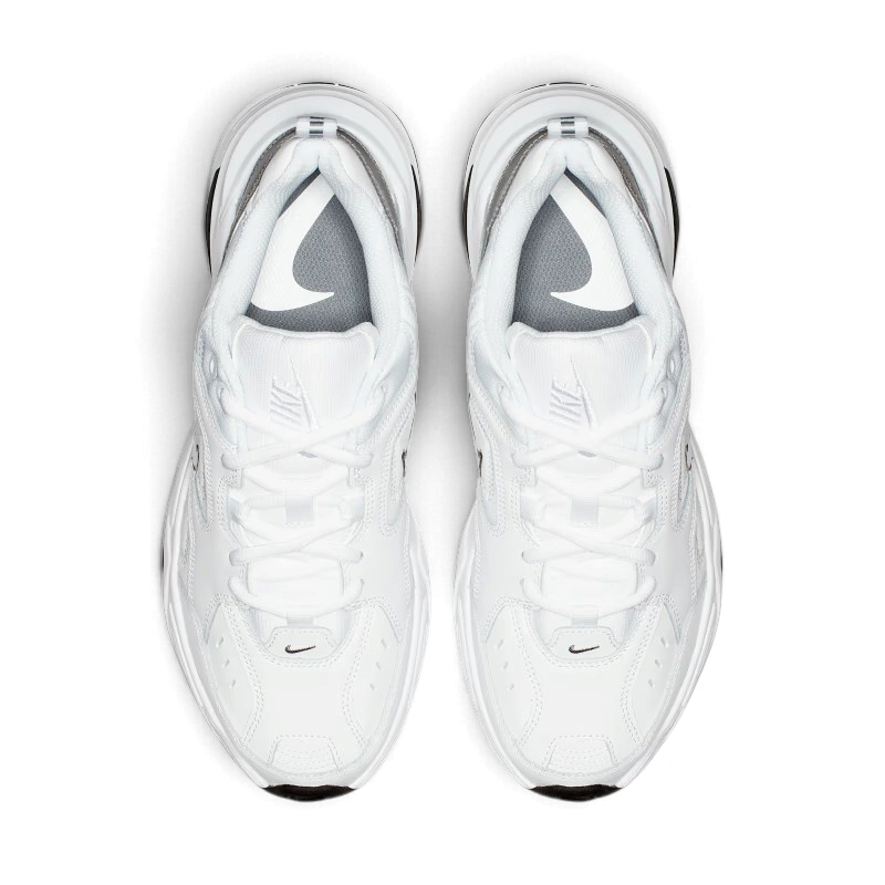 Baskets We Have It Nike M2K Tekno blanches avec détails gris et noirs, vue de dessus, style rétro urbain.