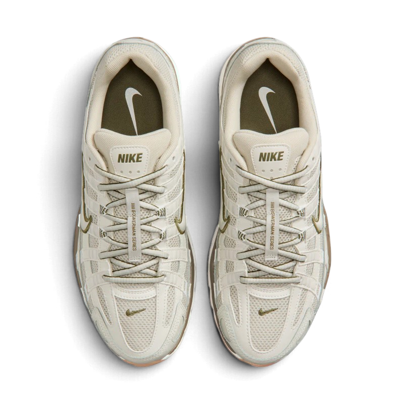 Vue de dessus des baskets We Have It Nike P-6000 en cuir Light Bone et nubuck Medium Olive avec semelle gomme