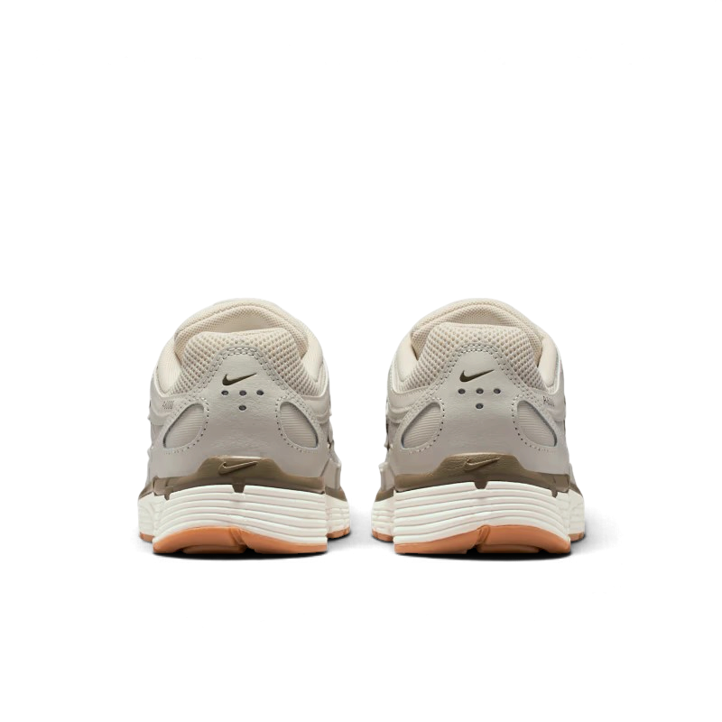 Vue arrière des baskets We Have It Nike P-6000 en cuir Light Bone et nubuck Medium Olive avec semelle gomme